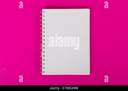 Papier blanc, vierge remarque, sur fond rose. Banque D'Images