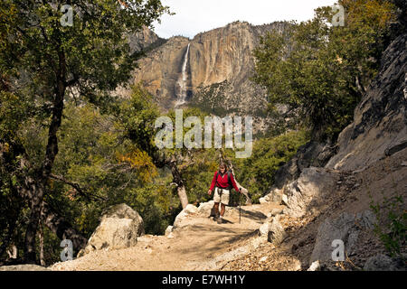 CA02325-00...CALIFORNIE - Randonneur sur le sentier supérieur avec quatre milles dans l'automne Yosemite distance dans le Parc National Yosemite. Banque D'Images