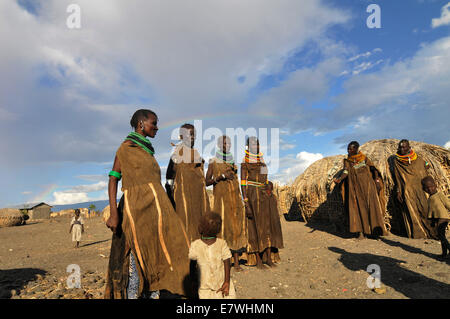 Le Turkana, les femmes dans leur village par le lac Turkana, au Kenya. Banque D'Images