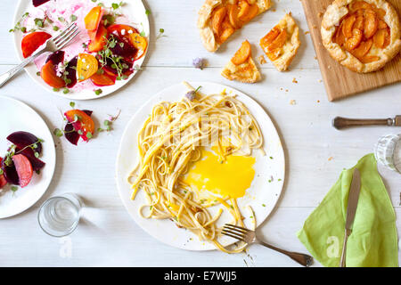 Messy spaghetti, salade, Tarte aux abricots et les restes Banque D'Images