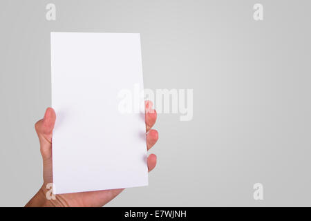 Main tenant et montrant un carton blanc. Banque D'Images