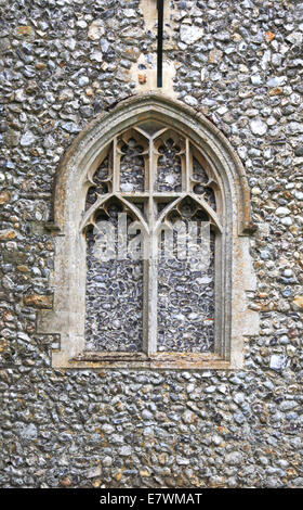 Une fenêtre bloquée dans le style de décoration dans l'église de St Peter au grand Walsingham, Norfolk, Angleterre, Royaume-Uni. Banque D'Images