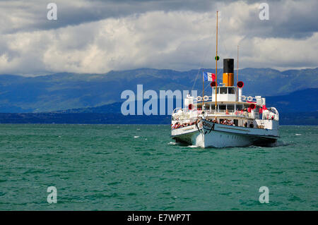 Simplon vapeur à aubes sur le Lac Léman ou le Lac Léman avec les nuages de tempête, Yvoire, Rhône-Alpes, Haute-Savoie, France Banque D'Images