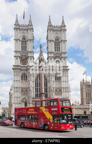 Bus à impériale rouge en face de l'abbaye de Westminster, Londres, Angleterre, Royaume-Uni Banque D'Images
