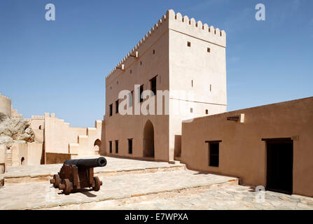 Cour intérieure, cannon, ancien Fort Nakhal ou Al Husn Heem, forteresse, bâtiment historique mudbrick Al-Batinah, province, Sultanat d'Oman Banque D'Images