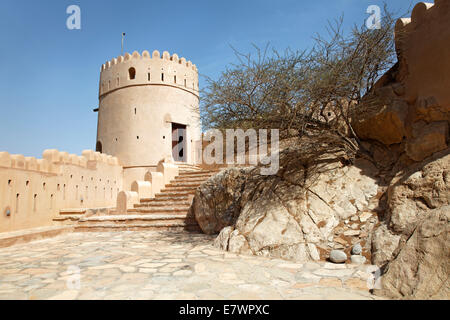 Cour intérieure, escalier, tour de défense, buissons, Nakhl Fort ou Al Husn Heem, forteresse, bâtiment historique mudbrick Banque D'Images