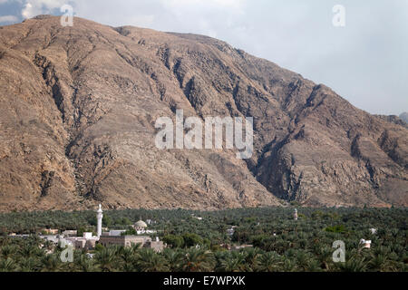 Vue depuis le Fort Nakhl ou Al Husn Heem, forteresse, à travers l'Nakhl Oasis avec des dattiers sur le massif du Jebel Nakhl Banque D'Images