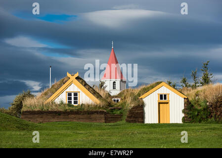 L'église et de huttes, les gazons, bâtiments ou Musée Glaumbaer Glaumbaer, Région Nord-Ouest, l'Islande Banque D'Images