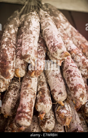 Saucisses faites maison vendre dans un marché français. Filtrée Vertical tourné avec selective focus Banque D'Images