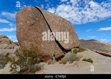 Femme à Split Rock, le parc national Joshua Tree, Desert Center, California, USA Banque D'Images