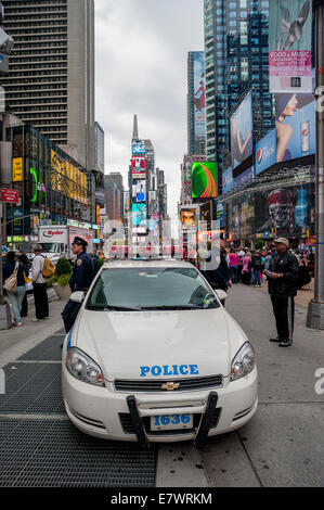 Assurer la sécurité de la police pour les millions de visiteurs de Times Square New York Banque D'Images