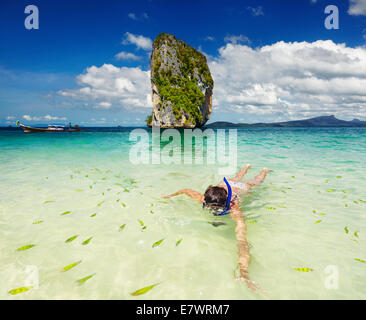 Femme nage avec tuba, la mer d'Andaman, Thaïlande Banque D'Images