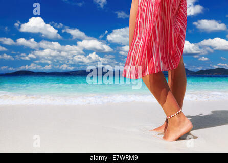 Femme bronzée sur la plage tropicale, la mer d'Andaman, Thaïlande Banque D'Images