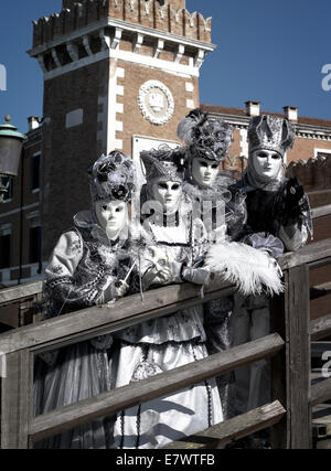 Des inconnus en masque de carnaval à Venise. Banque D'Images