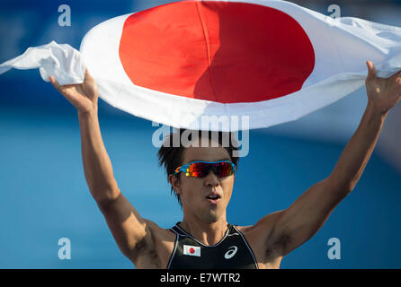 Incheon, Corée du Sud. 25 Septembre, 2014. Yuichi Hosoda célèbre après la finale chez les hommes concours de triathlon à la 17e Jeux asiatiques à Incheon, Corée du Sud, 25 septembre 2014. Yuichi Hosoda a remporté la médaille d'or. © Xinhua/Alamy Live News Banque D'Images