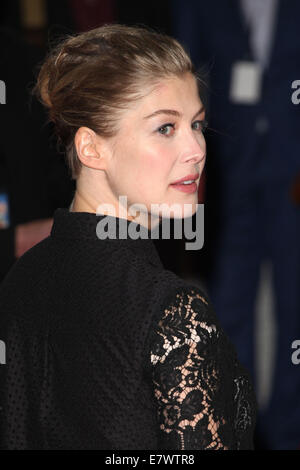 Rosamund Pike participant à la 'Ce que nous avons fait sur notre maison de vacances' premiere à l'odéon West end de septembre 2014, à Londres./photo alliance Banque D'Images