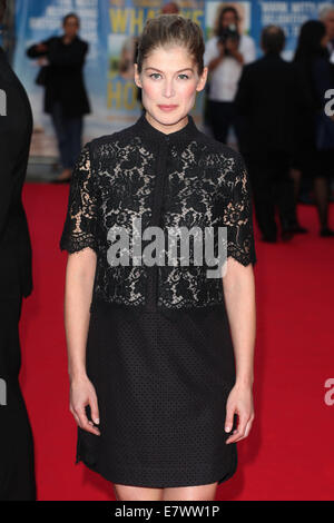 Rosamund Pike participant à la 'Ce que nous avons fait sur notre maison de vacances' premiere à l'odéon West end de septembre 2014, à Londres./photo alliance Banque D'Images