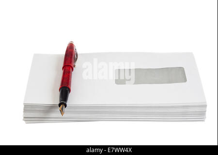 Pile d'enveloppes de courrier et d'un stylo isolé sur fond blanc Banque D'Images