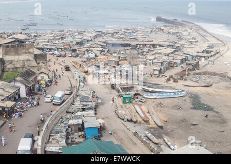 Vue depuis le phare de Jamestown sur village de pêcheurs sur la côte de accra Banque D'Images