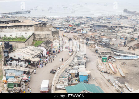 Vue depuis le phare de Jamestown sur village de pêcheurs sur la côte de accra Banque D'Images