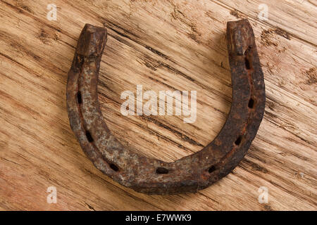 Old rusty à cheval sur un fond de bois Banque D'Images