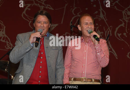 Munich, Allemagne. Sep 24, 2014. Manager de Radio Gong, Georg Dingler (L) et le chanteur Michael Holm chanter pendant la Wiesn Gong Radio dans le Weinzelt tente du festival à l'Oktoberfest à Munich, Allemagne, 24 septembre 2014. Dpa : Crédit photo alliance/Alamy Live News Banque D'Images