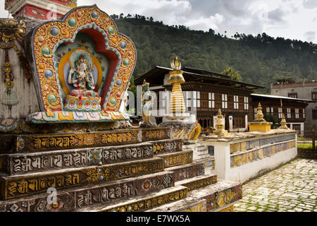 L'est du Bhoutan, Trashigang, Rangjung, chortens Bouddhistes au milieu du village Banque D'Images