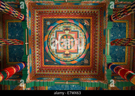 L'est du Bhoutan, Trashigang, Rangjung Woesel Choeling Monastère intérieur, plafond peint mandala Banque D'Images