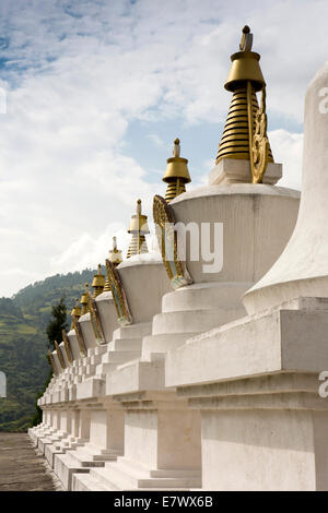 L'est du Bhoutan, Trashigang, Rangjung Woesel Monastère Choeling chortens de ligne Banque D'Images