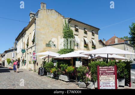 Diners assis à l'extérieur du restaurant La Cité médiévale de St Emilion, Bordeaux Banque D'Images