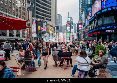 Les touristes à Times Square New York City Banque D'Images