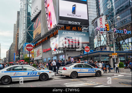 Assurer la sécurité de la police pour les millions de visiteurs de Times Square New York Banque D'Images