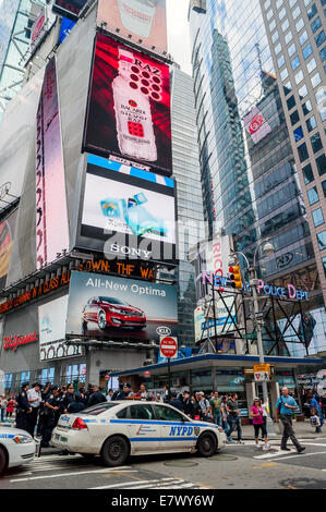 Assurer la sécurité de la police pour les millions de visiteurs de Times Square New York Banque D'Images