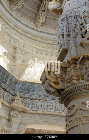 Un pilier gravé dans le temple jaïn Adinatha à Ranakpur au Rajasthan, Inde Banque D'Images