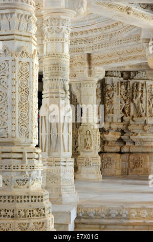 Gravé de façon complexe des colonnes dans le temple jaïn Adinatha à Ranakpur au Rajasthan, Inde Banque D'Images