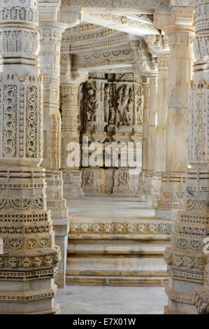 Gravé de façon complexe des colonnes dans le temple jaïn Adinatha à Ranakpur au Rajasthan, Inde Banque D'Images