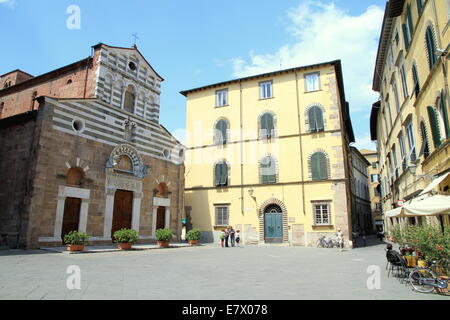 Petite place et église à Lucca, Italie Banque D'Images