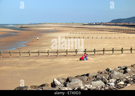 Les brise-lames, plage de Prestatyn, Denbighshire, Nord du Pays de Galles, Royaume-Uni Banque D'Images