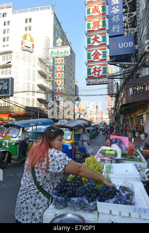 Bangkok, Thaïlande - 27 mars 2014 : les vendeurs de fruits dans une rue de Chinatown à Bangkok, Thaïlande Banque D'Images