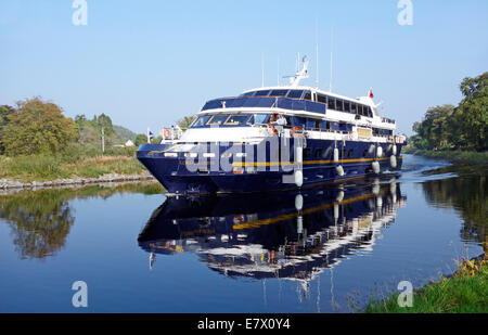 Bateau de croisière seigneur des Glens voiles lentement à travers le Canal Calédonien de Banavie de lochs en Ecosse Highland Corpach Banque D'Images