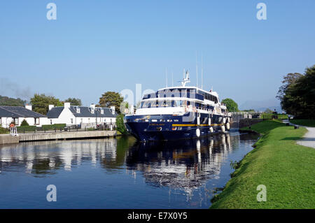 Bateau de croisière seigneur des Glens vient de passer à travers les écluses à Corpach dans le Canal Calédonien dans Highland Ecosse Banque D'Images