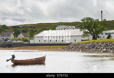 La Distillerie Talisker sur les rives du Loch Harport sur l'île de Skye, en Ecosse. Banque D'Images