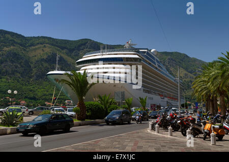 Bateau de croisière 'Riviera' à Kotor au Monténégro Banque D'Images