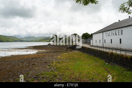 La Distillerie Talisker sur les rives du Loch Harport sur l'île de Skye, en Ecosse. Banque D'Images