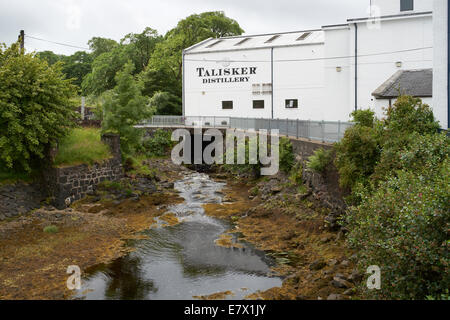 La Distillerie Talisker sur les rives du Loch Harport sur l'île de Skye, en Ecosse. Banque D'Images