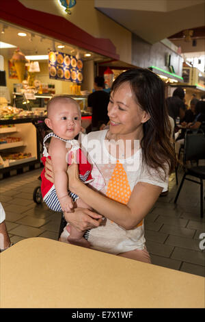 Vietnamese-Americans, mother holding baby daughter, Asian Garden Mall, City of westminster, Orange County, Californie Banque D'Images