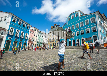 Brésil, Salvador, les gens dans le Pelourinho square, dans l'arrière-plan la maison de Jorge Amado foundation Banque D'Images