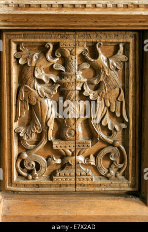 Bord de la chorale en chêne sculpté à écran ( 16e siècle ) à l'église Saint Nicolas, Monnickendam, Hollande du Nord, aux Pays-Bas. Banque D'Images