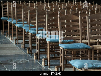 Des rangées de chaises avec coussins bleu sur l'allée sièges- Église Saint Nicolas, Monnickendam, Hollande du Nord, aux Pays-Bas. Banque D'Images