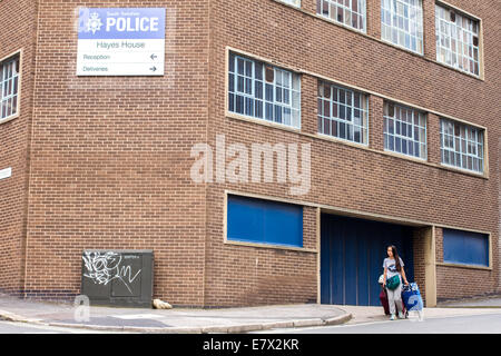 Un étudiant en passant devant le Yorkshire du Sud de police près de l'Université de Sheffield d'hébergement à Sheffield Banque D'Images